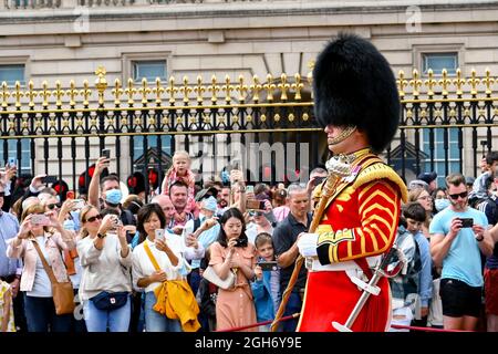 London, England - 2021. August: Regimentsfeldwebel Major führt die Regimentsband der Welsh Guards an, während sie vom Buckingham Palace marschieren Stockfoto