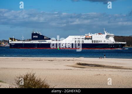 Kiel, Deutschland. April 2021. Die 'Regina Seaways', eine Fähre der Reederei DFDS, fährt über den Fjord in den Hafen. Quelle: Axel Heimken/dpa/Alamy Live News Stockfoto