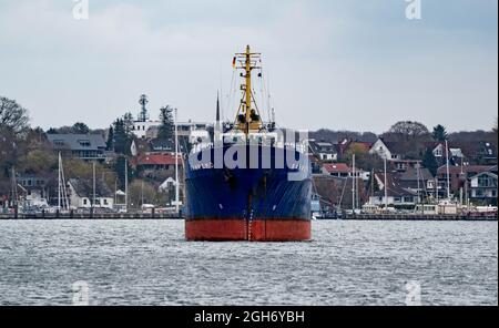 Kiel, Deutschland. April 2021. Das Frachtschiff "San Remo" dreht sich auf dem Fjord vor dem Hafen. Quelle: Axel Heimken/dpa/Alamy Live News Stockfoto