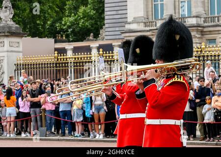 London, England - 2021. August: Musiker der Waliser Garde-Regimentsband spielen Posaune, während sie vom Buckingham Palace marschieren Stockfoto