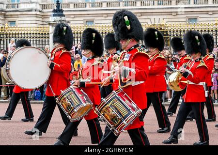 London, England - 2021. August: Trommler der Welsh Guards Band spielen, während sie nach dem Wachwechsel vom Buckingham Palace marschieren Stockfoto