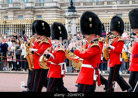 London, England - 2021. August: Musiker der Waliser Garde-Regimentsband spielen, während sie nach dem Wachwechsel vom Buckingham Palace marschieren Stockfoto