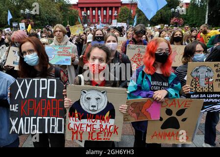 Kiew, Ukraine. September 2021. Tierschutzaktivisten halten Plakate während einer Kundgebung in Kiew ab.In Kiew Fand Ein marsch für Tierrechte unter dem Motto "der Schutz der Schwachen ist das Geschäft der Starken" statt, um die Aufmerksamkeit der Behörden auf die Notwendigkeit des Tierschutzes zu lenken. Tierschützer fordern ein Verbot der Jagd, Tierversuche von Kosmetika und Haushaltschemikalien sowie die Schließung von Streichelzoos, Pelzfarmen und Delfinarien. Kredit: SOPA Images Limited/Alamy Live Nachrichten Stockfoto