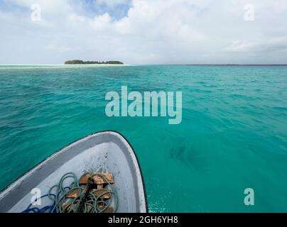 Flaches Atoll türkisfarbene Wellen um die Insel Mnemba im Indischen Ozean nahe der Insel Sansibar, Tansania. Exotische Länder reisen Konzept Bild. Stockfoto
