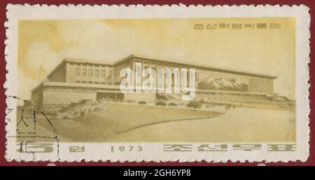 NORDKOREA - UM 1973: Eine in Nordkorea gedruckte Briefmarke zeigt das Koreanische Revolutionsmuseum, um 1973. Stockfoto