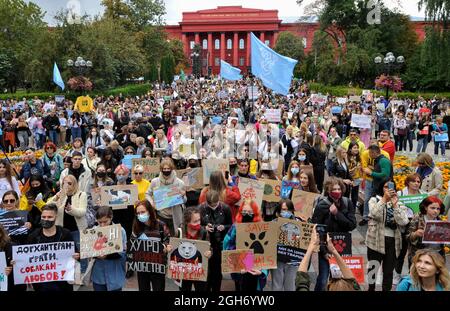 Kiew, Ukraine. September 2021. Tierschutzaktivisten halten Plakate während einer Kundgebung in Kiew ab.In Kiew Fand Ein marsch für Tierrechte unter dem Motto "der Schutz der Schwachen ist das Geschäft der Starken" statt, um die Aufmerksamkeit der Behörden auf die Notwendigkeit des Tierschutzes zu lenken. Tierschützer fordern ein Verbot der Jagd, Tierversuche von Kosmetika und Haushaltschemikalien sowie die Schließung von Streichelzoos, Pelzfarmen und Delfinarien. (Foto: Sergei Chuzavkov/SOPA Images/Sipa USA) Quelle: SIPA USA/Alamy Live News Stockfoto