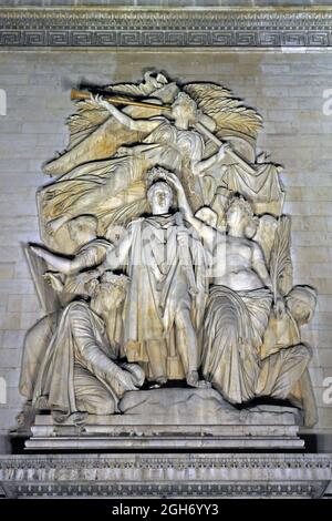 Nächtliches Detail der Skulpturengruppe Le Triomphe de 1810 des Bildhauers Jean-Pierre Cortot auf dem Wahrzeichen Arc de Triomphe in Paris. Stockfoto