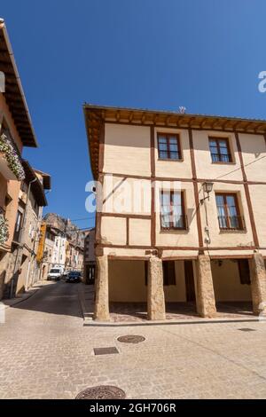 Mittelalterliche Fassaden und Gebäude im Dorf Pancorbo, Provinz Burgos, Spanien Stockfoto