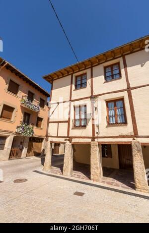 Mittelalterliche Fassaden und Gebäude im Dorf Pancorbo, Provinz Burgos, Spanien Stockfoto