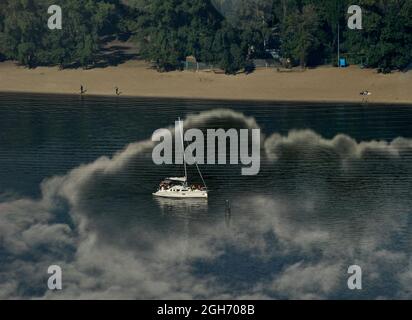 Kiew, Ukraine. September 2021. Eine Yacht sah, wie sie auf dem Dnjepr-Fluss segelte, mit einer Spiegelung der Wolken im Wasser. (Foto: Sergei Chuzavkov/SOPA Images/Sipa USA) Quelle: SIPA USA/Alamy Live News Stockfoto