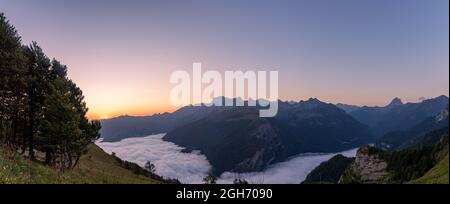 Panoramablick auf das ossau-Tal, die pyrenäen, Frankreich und den Sonnenaufgang. Bild du Midi d'ossau im Hintergrund Stockfoto