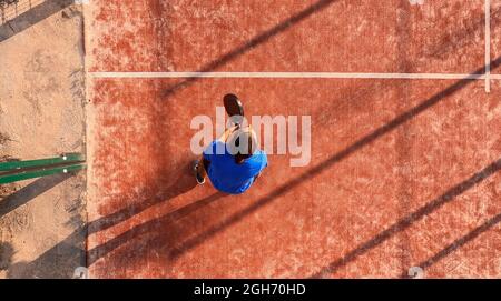 Blick von oben auf einen Padel-Spieler, der in seiner Position wartet, um den Ball zu treffen. Platz im Freien. Stockfoto