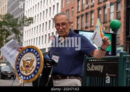 NEW YORK, NY – 05. SEPTEMBER: Der Mehrheitsführer des Senats, US-Senator Chuck Schumer (D-NY), spricht auf einer Pressekonferenz in Chelsea am 5. September 2021 in New York City. An einem der Orte, an denen die U-Bahn während der Ida überflutet wurde, sagt US-Senator Charles Schumer, der Sturm sei zusammen mit anderen eine Warnglocke für New York und die Nation. Senator Schumer setzt sich für die Verabschiedung der beiden überparteilichen Infrastrukturgesetze zur Bekämpfung des Klimawandels ein, bevor es zu spät ist. Kredit: Ron Adar/Alamy Live Nachrichten Stockfoto