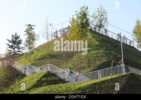 Marble Arch Mound, eine temporäre Installation - ein 25 m hoher künstlicher Hügel, mit einer Aussichtsplattform an der Spitze, gebaut, um Menschen nach London zurückzulocken Stockfoto