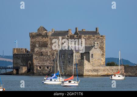 Schwärze Burg am Ufer des Firth of Forth. Das Schloss wurde in der Vergangenheit als Filmset genutzt, zuletzt für die Outlander TV-Serie. Stockfoto