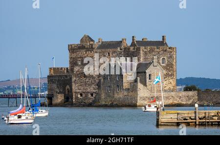 Schwärze Burg am Ufer des Firth of Forth. Das Schloss wurde in der Vergangenheit als Filmset genutzt, zuletzt für die Outlander TV-Serie. Stockfoto