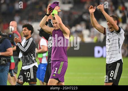 Stuttgart, Deutschland. 05. Sep, 2021. Torwart Manuel NEUER (GER) nach dem Ende des Spiels, applaudiert an die Fans, Fußballfans, finaler Jubel, Fußball Laenderspiel, WM-Qualifikationsgruppe J Spieltag 5, Deutschland - Armenien 6-0 am 09/05/2021 in Stuttgart, Mercedes Benz Arena. Kredit: dpa/Alamy Live Nachrichten Stockfoto