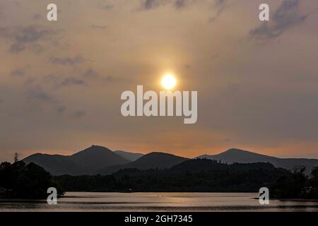 Keswick, Cimbria, Vereinigtes Königreich. September 2021. Late Evening Sunshine over Derwent Water Credit: PN News/Alamy Live News Stockfoto