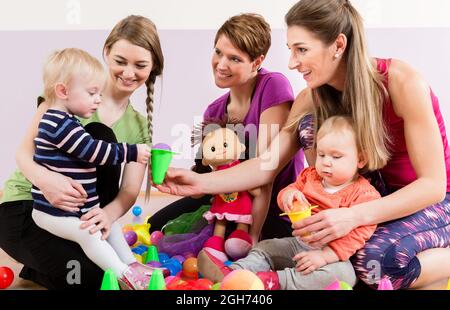 Mütter, die mit ihren Babys spielen Stockfoto