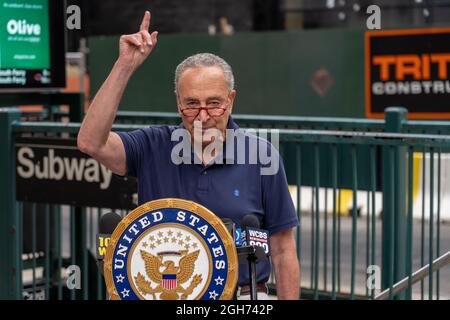 New York, Usa. September 2021. Chuck Schumer (D-NY), Mehrheitsführer des Senats, spricht auf einer Pressekonferenz in Chelsea, New York City. An einem der Orte, an denen die U-Bahn während der Ida überflutet wurde, sagt US-Senator Charles Schumer, der Sturm sei zusammen mit anderen eine Warnglocke für New York und die Nation. Senator Schumer setzt sich für die Verabschiedung der beiden überparteilichen Infrastrukturgesetze zur Bekämpfung des Klimawandels ein, bevor es zu spät ist. Kredit: SOPA Images Limited/Alamy Live Nachrichten Stockfoto