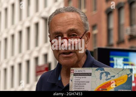 New York, Usa. September 2021. Chuck Schumer (D-NY), Mehrheitsführer des Senats, spricht auf einer Pressekonferenz in Chelsea, New York City. An einem der Orte, an denen die U-Bahn während der Ida überflutet wurde, sagt US-Senator Charles Schumer, der Sturm sei zusammen mit anderen eine Warnglocke für New York und die Nation. Senator Schumer setzt sich für die Verabschiedung der beiden überparteilichen Infrastrukturgesetze zur Bekämpfung des Klimawandels ein, bevor es zu spät ist. (Foto von Ron Adar/SOPA Images/Sipa USA) Quelle: SIPA USA/Alamy Live News Stockfoto