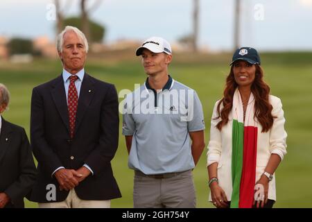 NICOLAI HOJGAARD MIT GIOVANNI MALAGO UND LAVINIA BIAGIOTTI WÄHREND DER 2 RUNDE DER DS AUTOMOBILES 78. ITALIENISCHE GOLF OPEN AM MARCO SIMONE GOLF CLUB AM 05. SEPTEMBER 2021 IN ROM ITALIEN Stockfoto