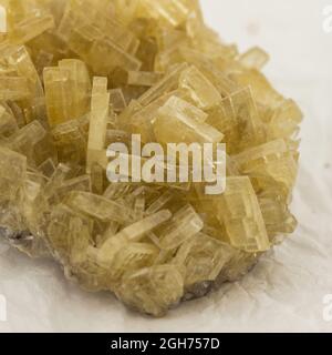 Makromineralstein-Barytkristalle, Barit auf weißem Hintergrund aus nächster Nähe Stockfoto