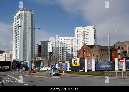 Moderne Skyline im Stadtzentrum von Cardiff, Wales, das Radisson Blu Hotel links und der Altolusso Wohnturm Block Stockfoto