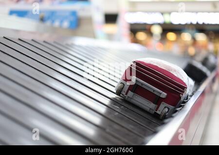 Leerer Flughafen und Gepäck auf Klebeband in der Nähe Stockfoto