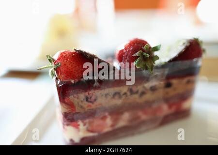 Schokoladenkuchen mit Erdbeeren auf weißem Teller aus der Nähe Stockfoto