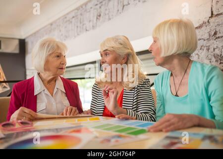 Drei Modedesigner diskutieren über ein neues Projekt Stockfoto
