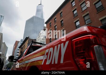 New York, Usa. September 2021. Ein Feuerwehrauto der NYFD fährt während des 911 Walk of Remembrance von der St. Francis of Assisi Church zur St. Peters Church in Downtown Manhattan am neuen World Trade Center vorbei. Der marsch wurde jährlich durchgeführt, um an die während des Terroranschlags von 911 verlorenen Personen zu erinnern und an Pater Mychal Judge, einen Kaplan, der der New York City Fire Department (NYFD) diente, zu erinnern. Vater Richter wurde bei der Erfüllung seiner Pflichten im Jahr 911 getötet. Kredit: SOPA Images Limited/Alamy Live Nachrichten Stockfoto