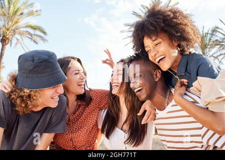 Gruppe von jungen Menschen verschiedener Rassen lachen und Spaß im Freien haben. Konzept von Urlaub, Spaß haben, Freizeit, Sommer. Stockfoto