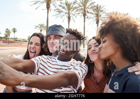 Junge interracial Freunde machen ein Bild spielen Narr. Gruppe von Menschen genießen ihre Freizeit zusammen. Stockfoto