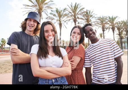 Porträt von jungen attraktiven interracial erasmus-Studenten. Eine Gruppe glücklicher Studenten, die die Kamera betrachten. Stockfoto