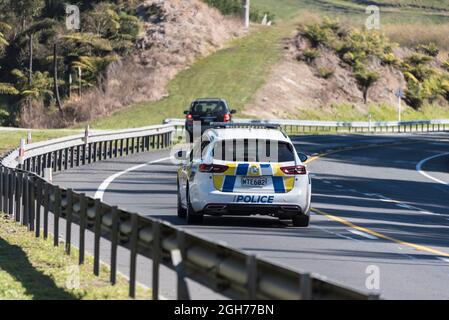 Skoda Polizeiauto auf der Straße in Tauranga, NZ. Stockfoto