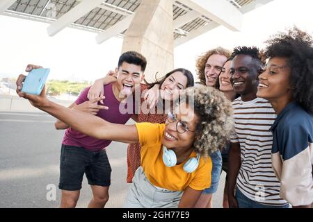 Gruppe von verschiedenen Freunden, die Spaß haben. Sie machen Selfie mit dem Handy. Konzept Freundschaft, Technologie. Stockfoto