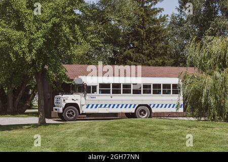 Toronto, Ontario, Kanada - 31 2021. Juli: Ein alter, alter, blauer und weißer Bus der Stadt Toronto, der auf den Toronto-Inseln geparkt ist. Stockfoto