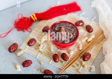 Traditionelles chinesisches Essen, LABA Porridge. Frühstückscerealien, gesunde Ernährung. LABA Festival, Chinesisches Neujahr, Frühlingsfest Konzept Stockfoto