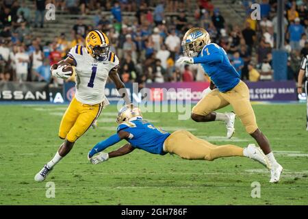 Der breite Empfänger der LSU Tigers, Kayshon BOUTTE (1), vermeidet es, von UCLA Bruins defensiver Rückenlehne Jay Shaw (1) und defensiver Rückenlehne Mo Osling III (7) während der Zeit angegangen zu werden Stockfoto