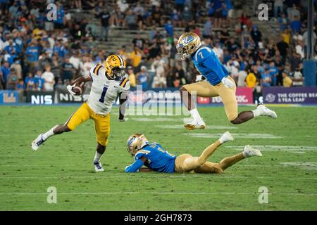 Der breite Empfänger der LSU Tigers, Kayshon BOUTTE (1), vermeidet es, von UCLA Bruins defensiver Rückenlehne Jay Shaw (1) und defensiver Rückenlehne Mo Osling III (7) während der Zeit angegangen zu werden Stockfoto