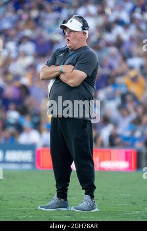 UCLA Bruins Cheftrainer Chip Kelly während eines NCAA-Fußballspiels gegen die LSU Tigers, Samstag, den 4. September 2021, in Pasadena, Kalif. (Jon Endow/Bild von Stockfoto