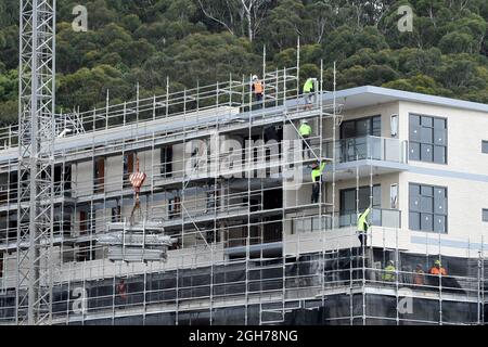 15. Juli 2021. Arbeiter, die Sicherheitsnetze und Gerüste in den nun fertiggestellten oberen Stockwerken des neuen Sozialwohnheimen in der Beane St. Gosford, 56-58, demontieren, Stockfoto