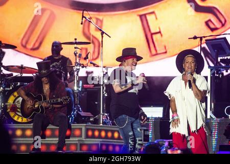 SPECIAL GUEST PINK, tritt mit Slash und Axel Rose von Guns N Roses am 2. Tag des 2021 BottleRock Napa Valley Festivals am 4. September 2021 in Napa, Kalifornien, auf. Foto: CT/imageSPACE Stockfoto