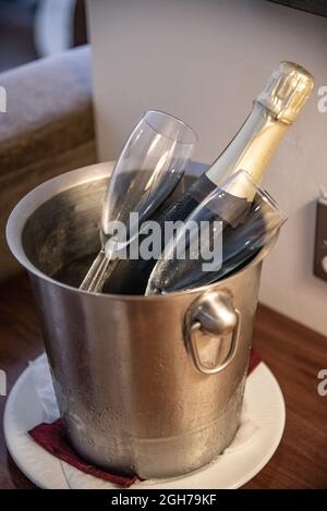 Champagnerflasche in einem Eimer mit kaltem Wasser und Eis. Stockfoto