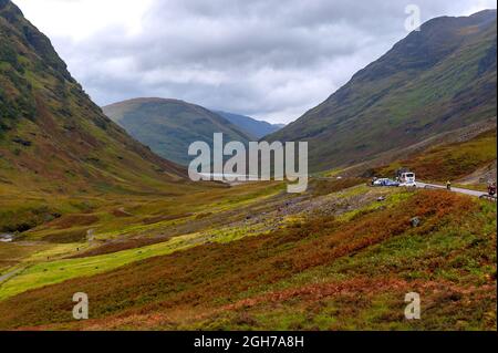 Straße durch Mountain Pass in den schottischen Highlands Stockfoto