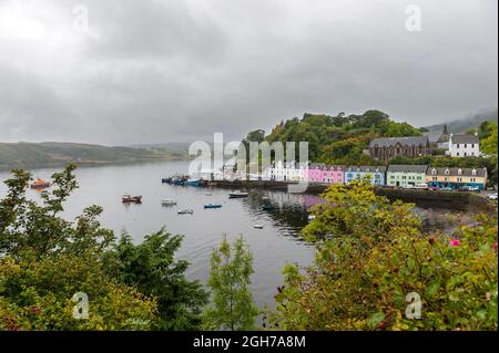 Blick auf den Hafen und die bunten Häuser in Portree, Schottland. Stockfoto