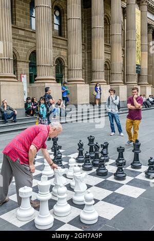 Melbourne Australia, Swanston Street State Library of Victoria, großes Schachbrett, Senior man, der Stücke bewegt Stockfoto