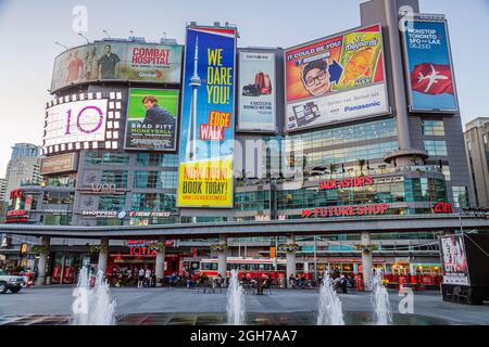 Toronto Kanada, Yonge Street, Downtown Yonge Yonge Dundas Square, AMC Theatres Werbetafeln für Brunnen Bürogebäude Stockfoto