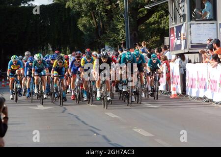 Bukarest, Rumänien. September 2021. Radfahrer treten während der letzten Etappe der Radrenntour durch Rumänien 2021 in Bukarest, Rumänien, am 5. September 2021 an. Quelle: Gabriel Petrescu/Xinhua/Alamy Live News Stockfoto